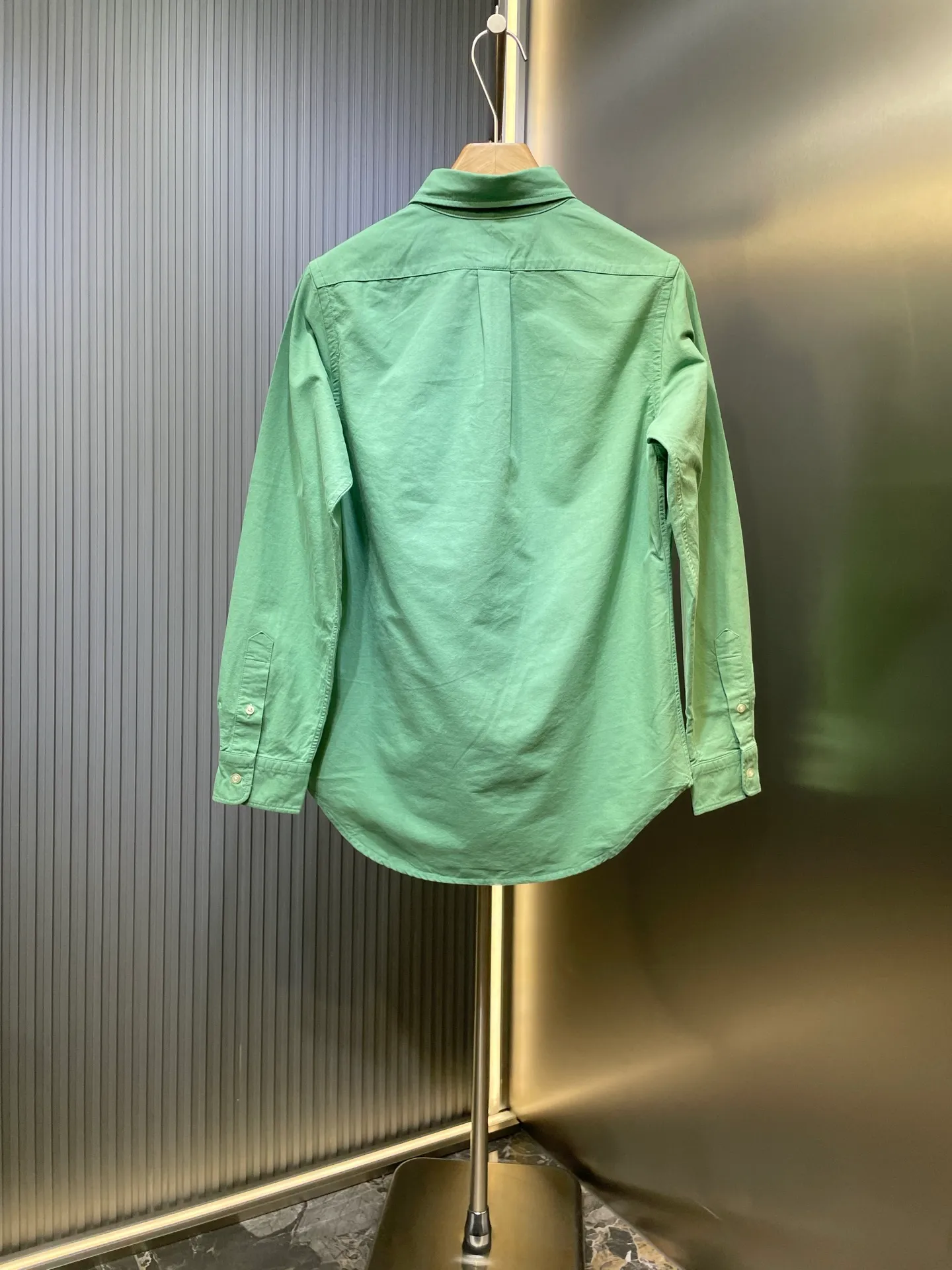 P370 Ralph Lauren 🌟 War Horse solid color shirt, macaron color, white upper body, loose fit, contrasting embroidery design on the cuffs and chest, button closure, can be paired with a skirt of the same color Size: xs-xl